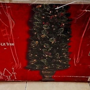Pine potted pre-Lit Tree